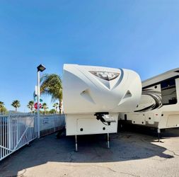 2012 Winnebago Lite Five fifth wheel/ rv/ travel trailer