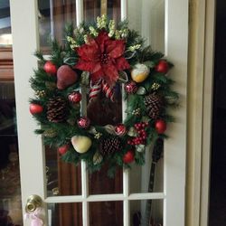 Beautiful Christmas Wreath (Great For Your Home Or Office)