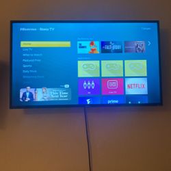 HISENSE TV 35in BUILT IN ROKU 