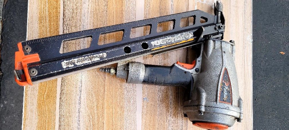 NEUMATIC NAILER
