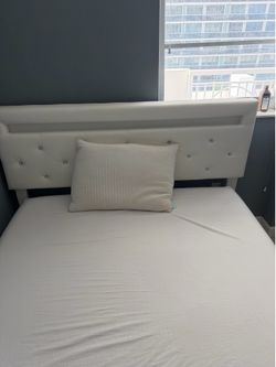 Twin bed mattress + stand