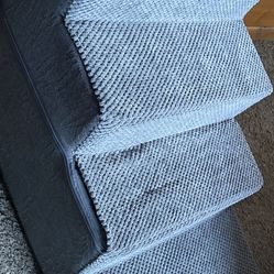 they are new. I just got them yesterday, but they’re too small for my dog. Im selling this Little stairs for a dog, they are new. I just got them yest