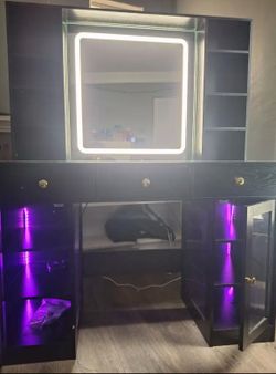 Vanity table with led lights and a outlet plug and 4 different mirror light options (dimmable)