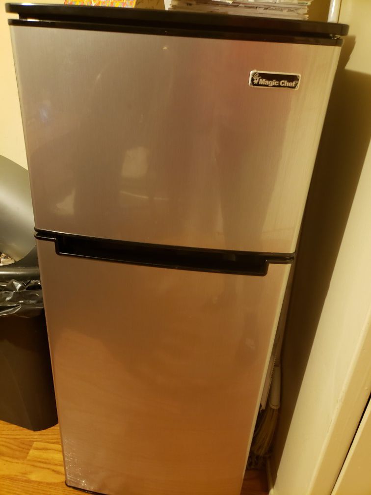 Magic chef mini refrigerator