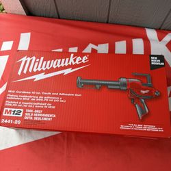 Milwaukee M12 12V Lithium-Ion Cordless 10 oz. Adhesive and Caulk Gun (Tool-Only)