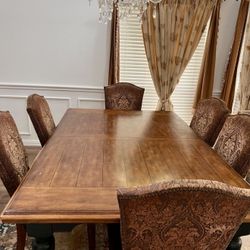 Solid wood expandable Dinning table from Ashley in v good condition 