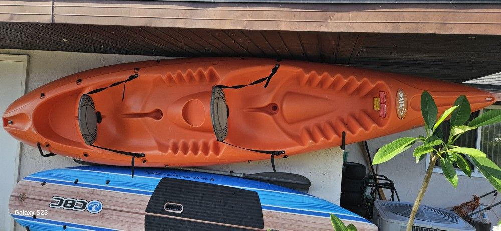 Pelican 129T Kayak W/2-paddles