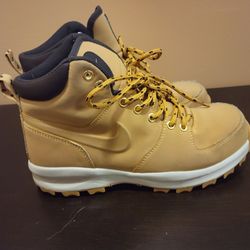 Nike Treking Boots  Size 7½" Boys