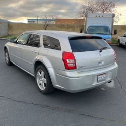 05 DODGE MAGNUM WAGON 3.5 V6 DAILY DRIVER CLEAN NOT WILLING TO TAKE $1000 OR MORE OFF!!