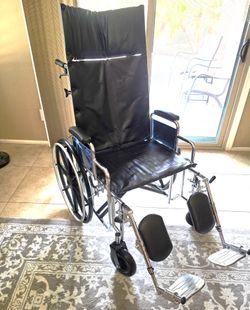 NEW Comfortable Reclining Wheelchair / Holds 450 pounds