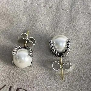 D.....Y Pearl Stud Earrings with Diamond