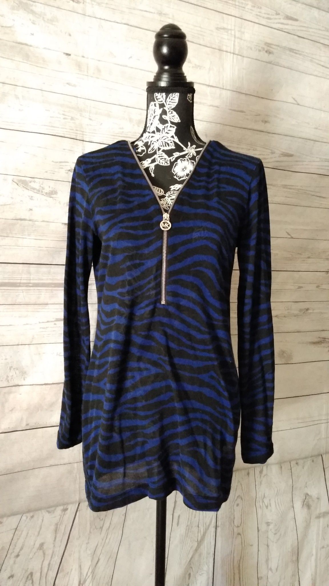 Brand New Beautiful Michael Kors Long Sleeve Shirt , women's size M ( never worn (