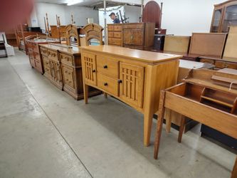 Oak sideboard w/2 drawers and  storage