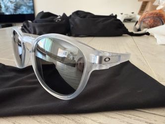 Oakley sunglasses Latch
