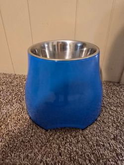 Elevated dog bowl