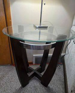 Set of 2 round end tables with glass tops