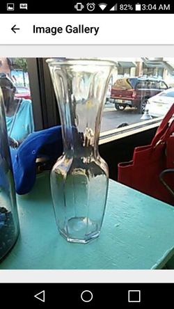 Clear glass flower vase