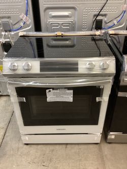 Samsung Bespoke 30 in. 6.3 cu.ft. Slide-in Electric Range w/ Rapid Heat New Scratch and Dent
