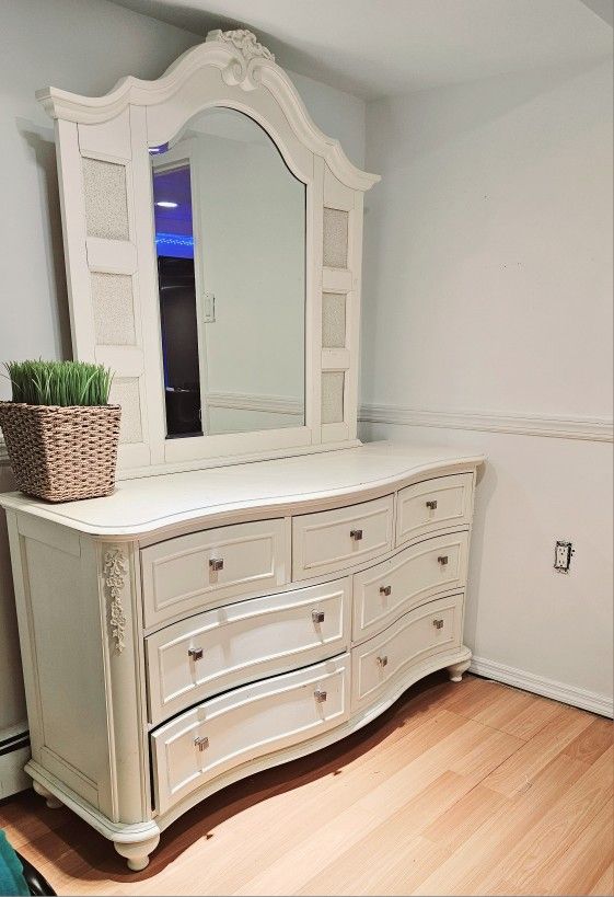 Elegant Italian wood dresser with Mirror. (Used)
