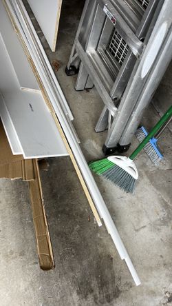 Free primed 3/4 round molding.