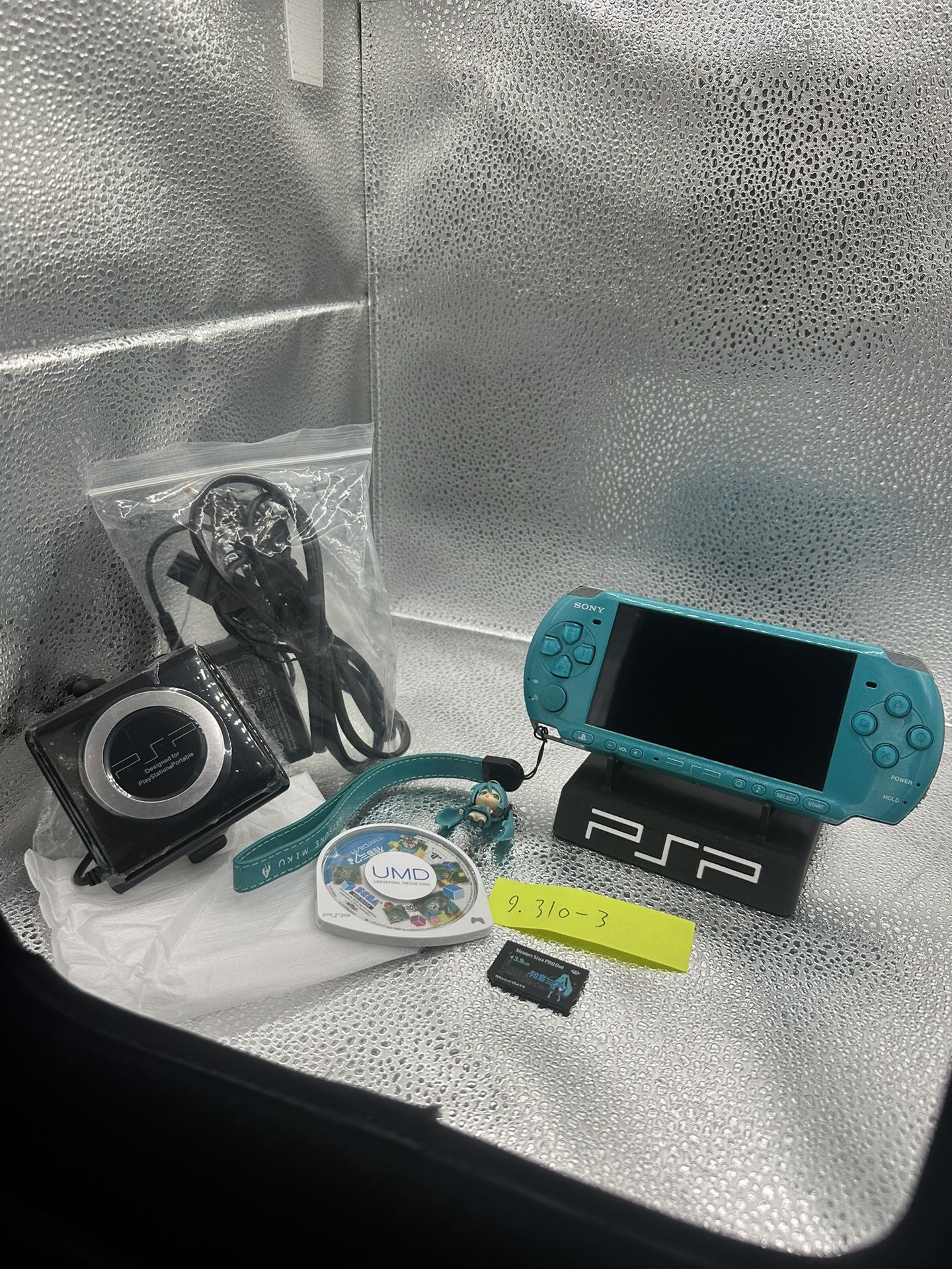 Psp 3000 project diva 2nd w/accessories & new battery pack
