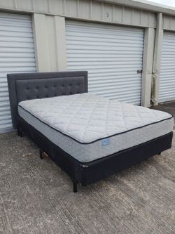 Queen 👑 size bed metal frame