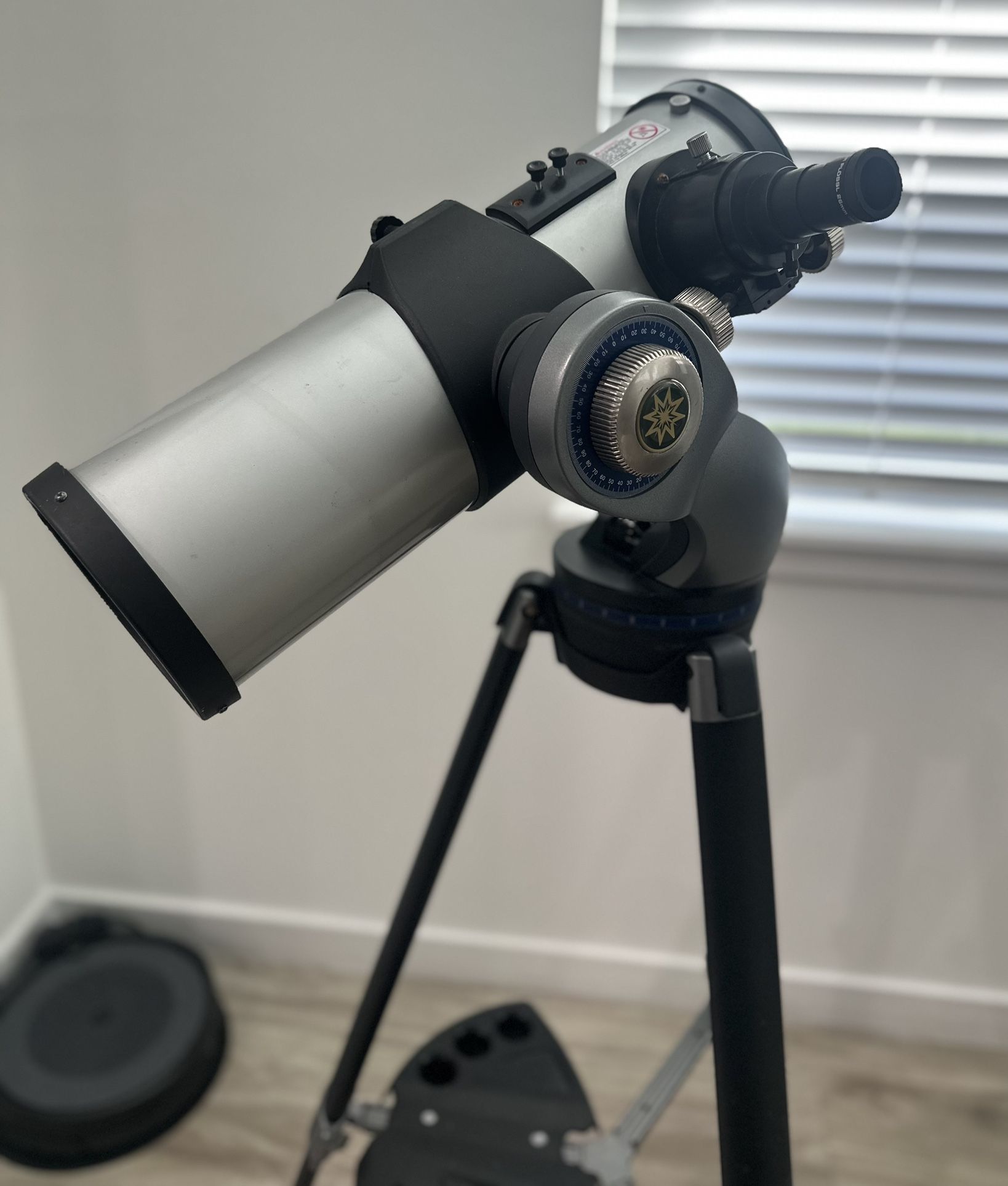 Meade Instruments Polaris 114mm EQ Reflector Telescope w/ Stand - No Manual