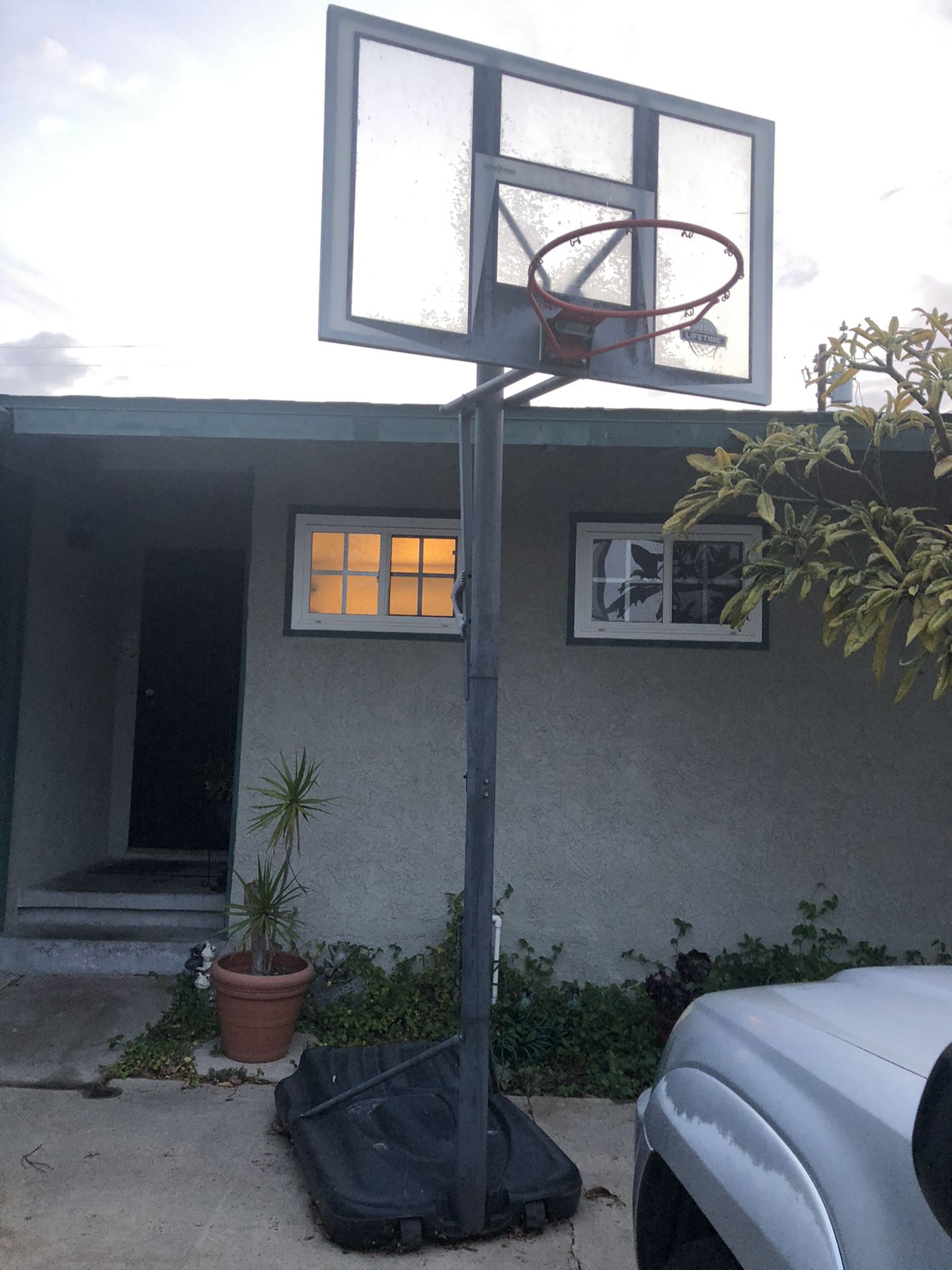 Basketball ball hoop