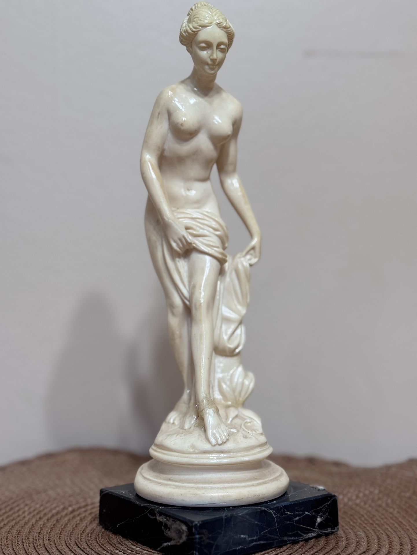 🏺 Vintage Venus Statue – Marble Base