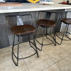 3 Counter Stools With Swivels 