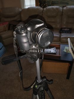 Sony h300 digital camera with tripod does video