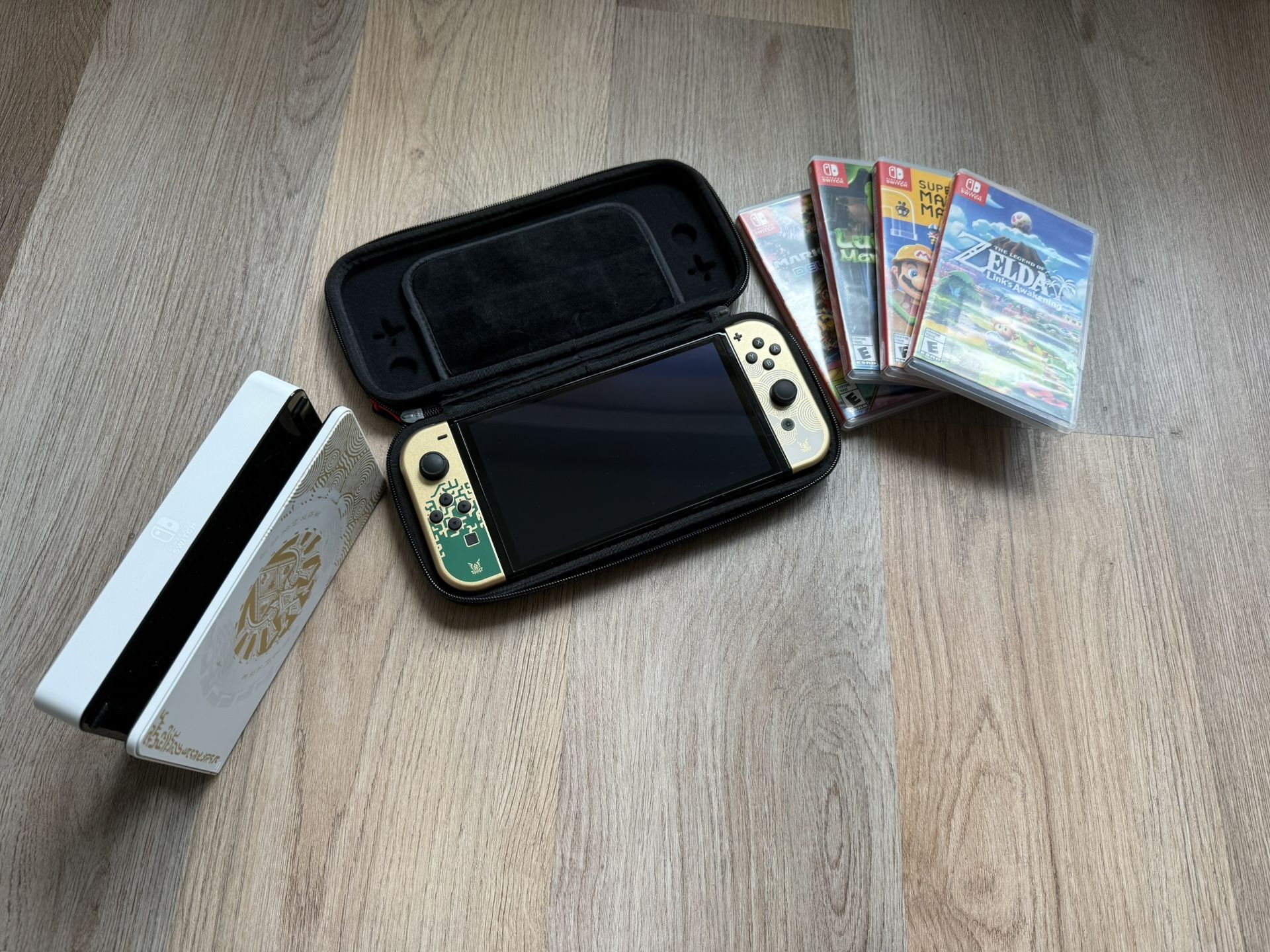 Nintendo Switch OLED + 5 Physical Games (Zelda, Mario Kart, Luigi’s Mansion, etc