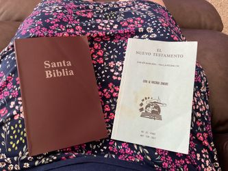 BIBLES: Santa Biblia, El Nuevo Testamento, Two KJV Bibles (Large Print)