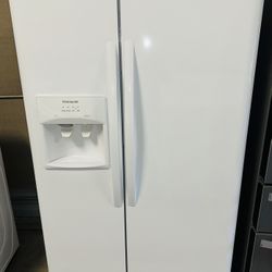 White glossy doors Frigidaire Super Spacious Refrigerator 