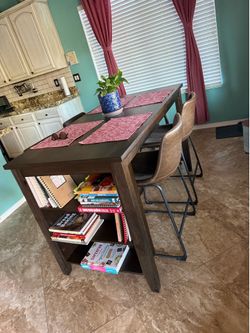 Breakfast table & 2 stools