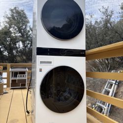 LG Wash Tower - Electric WKEX200HWA - Washer and Dyer combo! (cat not included)