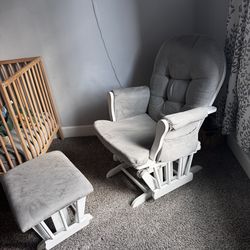 Free- please only moms in need Perfectly fine rocking chair