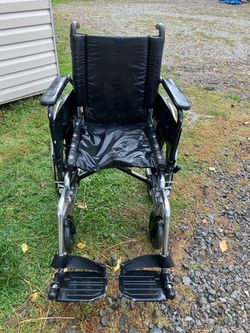 Manuel wheel chair with foot rests lightweight