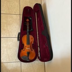 Full Size Violin With Case In Excellent Condition 