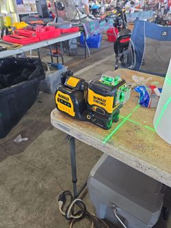 Dewalt dale 4030  20 and 12 volts laser only tool bo battery
