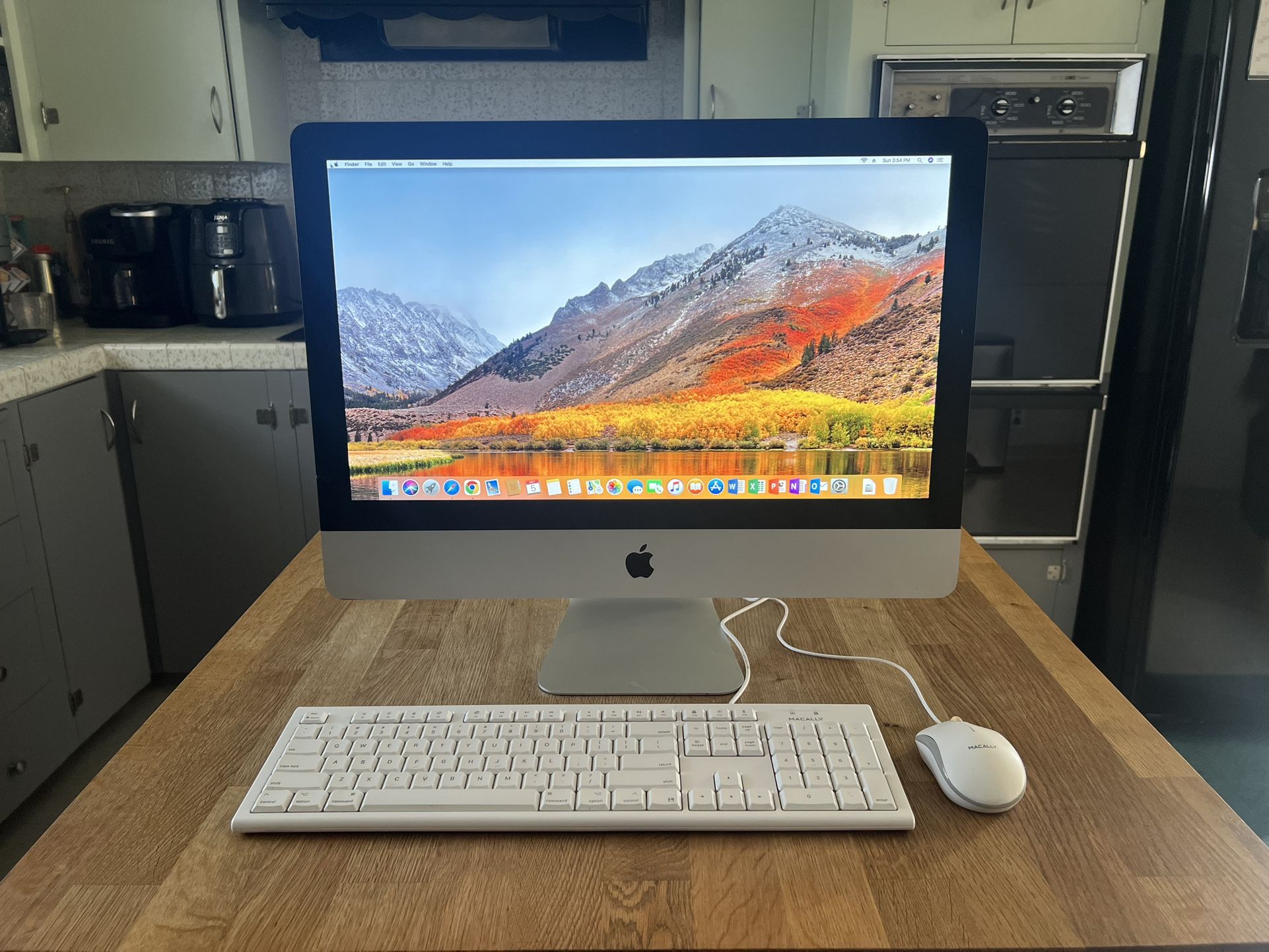 Apple iMac 21.5 Inch Desktop Computer - Intel 3 Processor / 4GB Memory / 500GB Hard Drive / Microsoft Office 2019 Installed