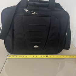 This Samsonite Business Notebook Laptop Case Model 570 is the perfect solution for carrying your laptop in style. The sleek black design complements a