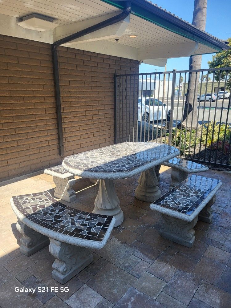 Mesa De Cemento Y Ceramica Nueva Con 4 Bancas  $550