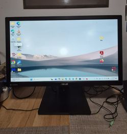 Monitor With Speakers