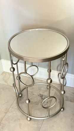 Set of 2 side tables silver