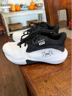 Youth size 3 under Armour, basketball shoes