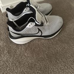Nike Men's Vomero 17 Running Shoes Size 7