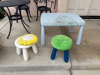 Toddler workbench, table w/ 2 chairs
