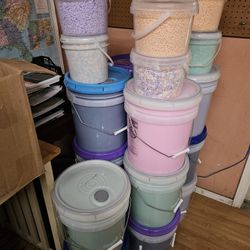 Hola tengo Javon Para lavar Ropa y Para lavar trastes perlitas de olor, suavitel y demas, mi producto viene en galones completamente sellados de fabri