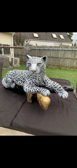 Snow leopard on the log statue